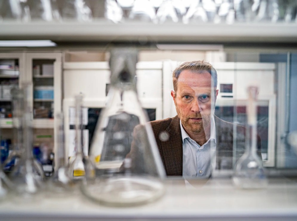 Toxicologist Matthew Campen in his lab