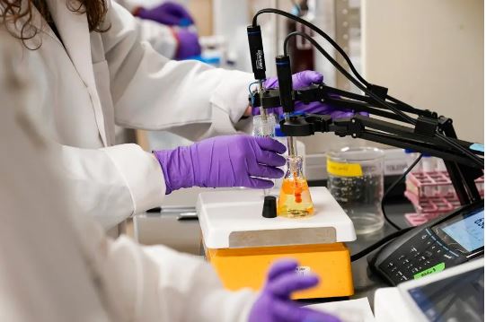 Workers in a wet lab